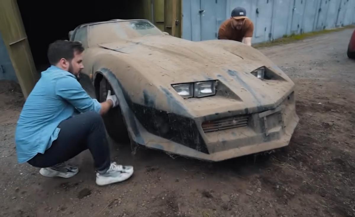 Внутри находился Chevrolet Corvette C3 Stingray