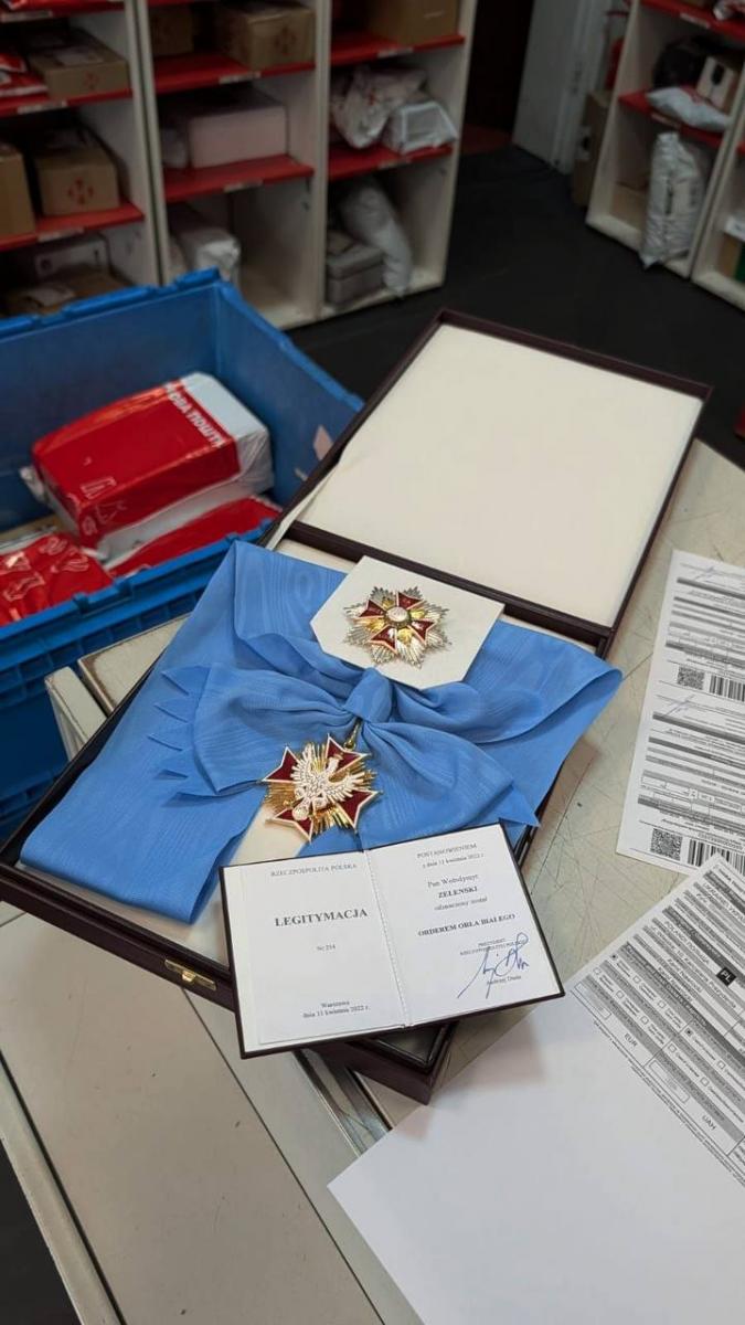 Зеленский отправил Орден Белого Орла президенту Польши 'Новой почтой' - появились фото