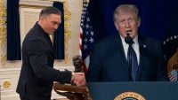 Піддався впливу Усика: Трамп запросив боксера в Білий дім та пошкодував про це