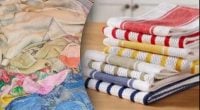 Как вернуть свежесть кухонным полотенцам: простой трюк, который устранит жир и запах