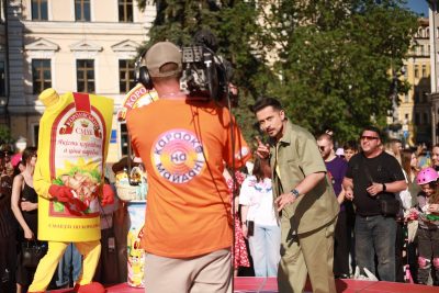 "Я ще й фляк можу зробити": ХАС здивував глядачів несподіваним трюком у новому випуску "Караоке на майдані"