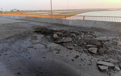 Рух зупинено: дрони знову вдарили по ключовому мосту між Херсонщиною і Кримом