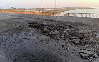 Рух зупинено: дрони знову вдарили по ключовому мосту між Херсонщиною і Кримом