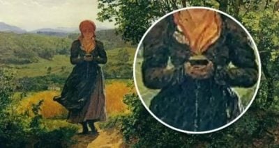 На картине 150-летней давности заметили женщину с телефоном в руках
