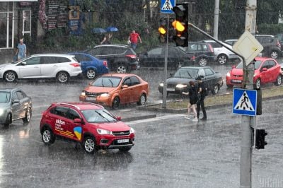 Стихія накриє половину країни: синоптики попередили про грози, град і шквали