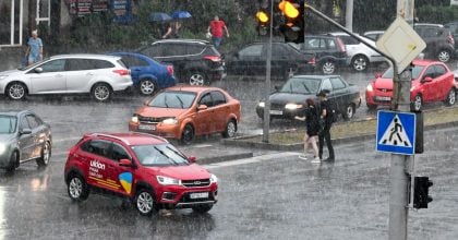 Стихія накриє половину країни: синоптики попередили про грози, град і шквали