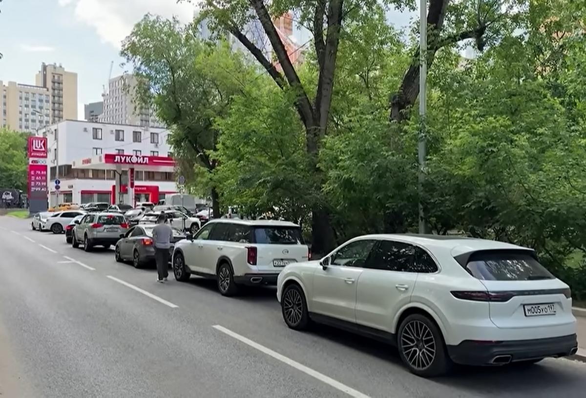 Росія, щоб забезпечити армію, запровадить у країні карткову систему, зазначив Жданов