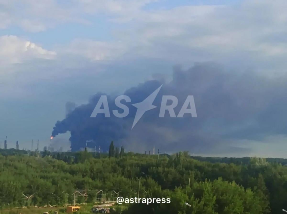Кадри пожежі після нападу на НПЗ у Салаваті