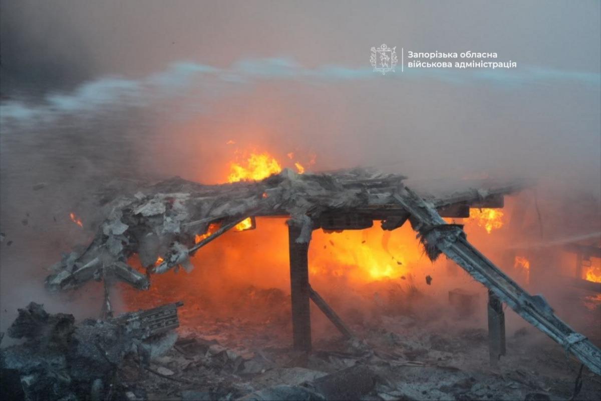 Россияне атаковали склад логистического оператора в Запорожье