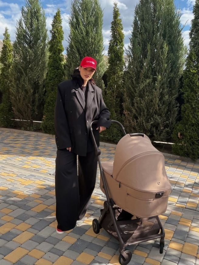 Стилістка розповіла, чому не варто зберігати джинси 