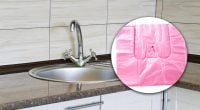 Зачем опытные хозяйки надевают пакет на кухонный кран: неожиданный лайфхак