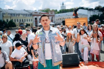 До Дня поцілунків: ТЕТ покаже особливий випуск "Караоке на майдані" з подарунками для глядачів