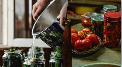 Чи потрібно перевертати банки: яка консервація може вибухнути