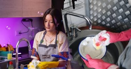 Чому не можна залишати посуд на ніч: така звичка руйнує щастя в родині