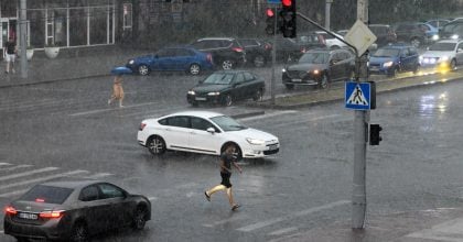 Зливи, гради, шквали: на Україну насувається потужний шторм, оголошено небезпеку
