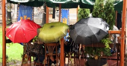 Негода повертається в низку областей України: де будуть лити грозові дощі