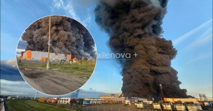 Санкт-Петербург — у вогні, здіймаються стовпи диму: горять гігантські склади Wildberries