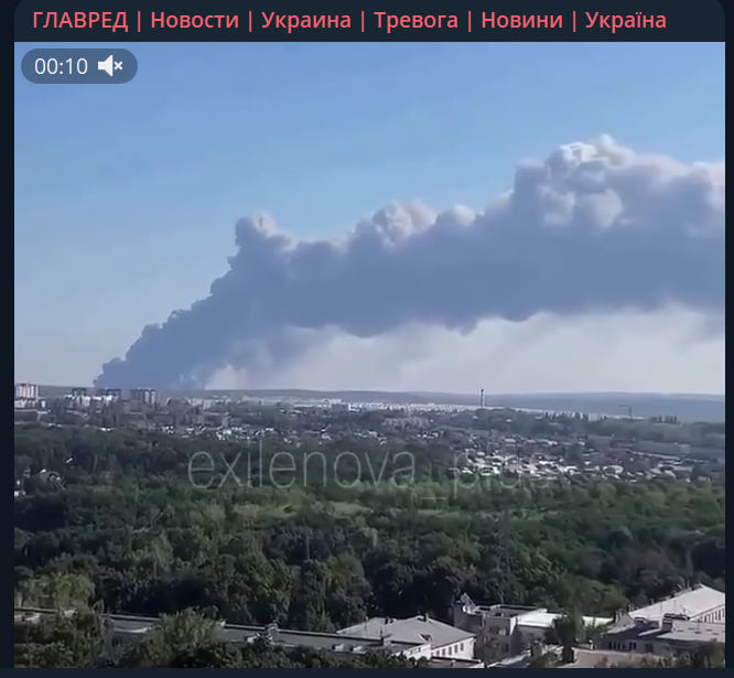 Аеродром, база дронів та НПЗ палають в РФ: Зеленський зробив заяву