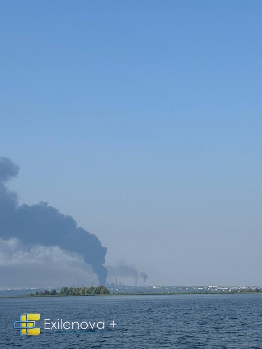 Утром 8 августа НПЗ продолжает гореть 