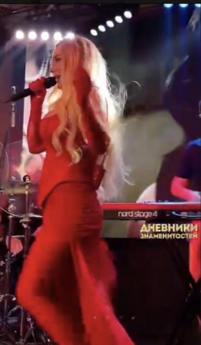 Седокова намагається співати наживо 