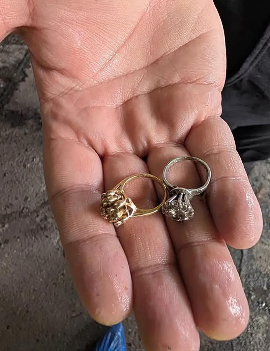 Кольца случайно оказались в мусоре