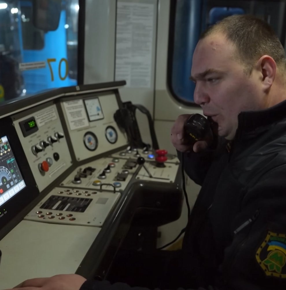 За одну зміну поїзд під його керуванням долає понад 200 кілометрів