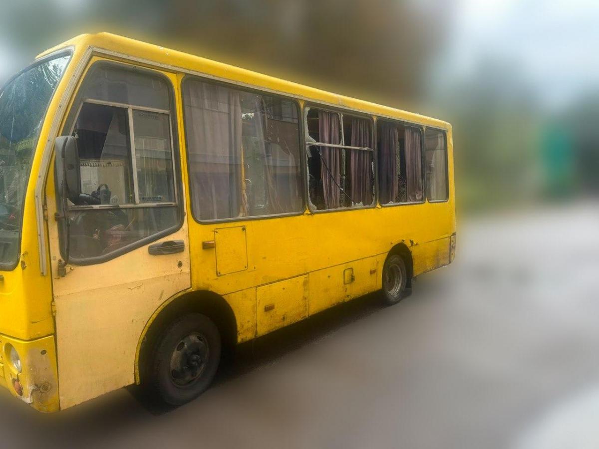 Влучили прямо в маршрутку з пасажирами: окупанти обстріляли Херсон, загинули люди