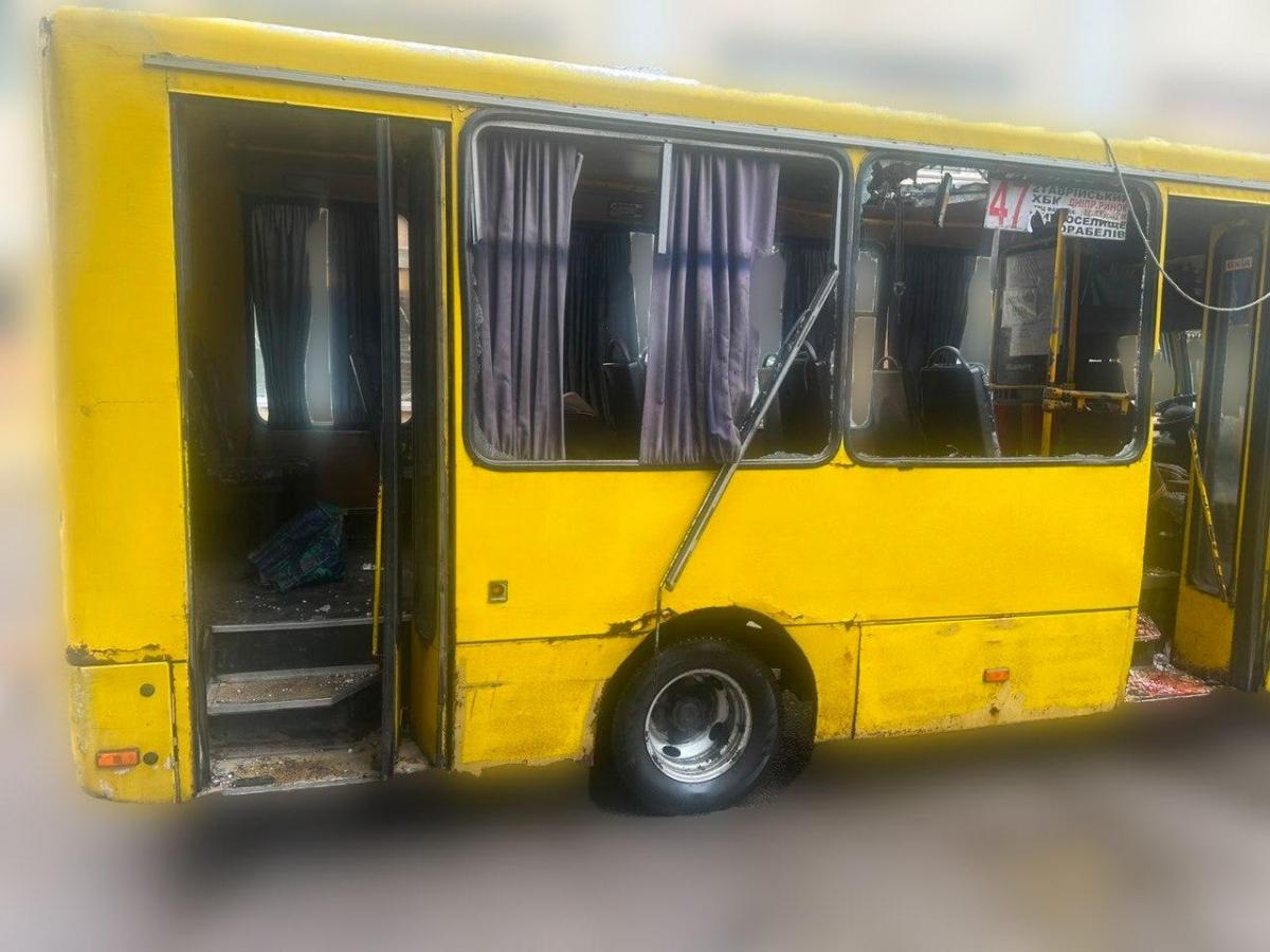 Влучили прямо в маршрутку з пасажирами: окупанти обстріляли Херсон, загинули люди