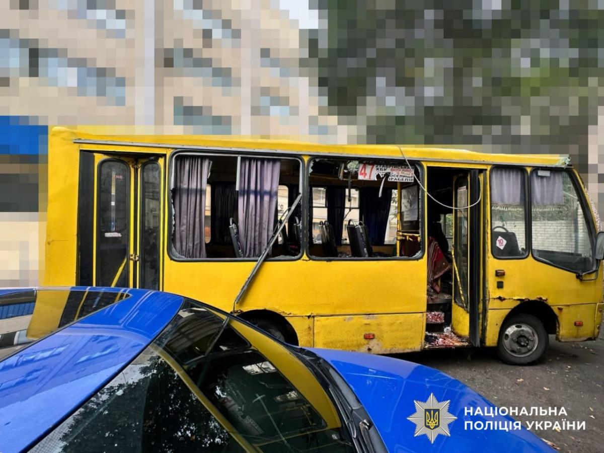 Влучили прямо в маршрутку з пасажирами: окупанти обстріляли Херсон, загинули люди