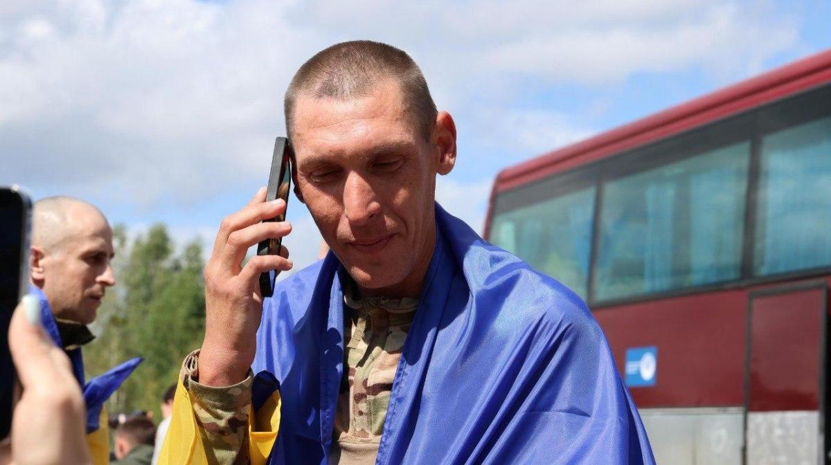 В Україну з російського полону повернулися 103 українські воїни В Україну з російського полону повернулися 103 українські воїни