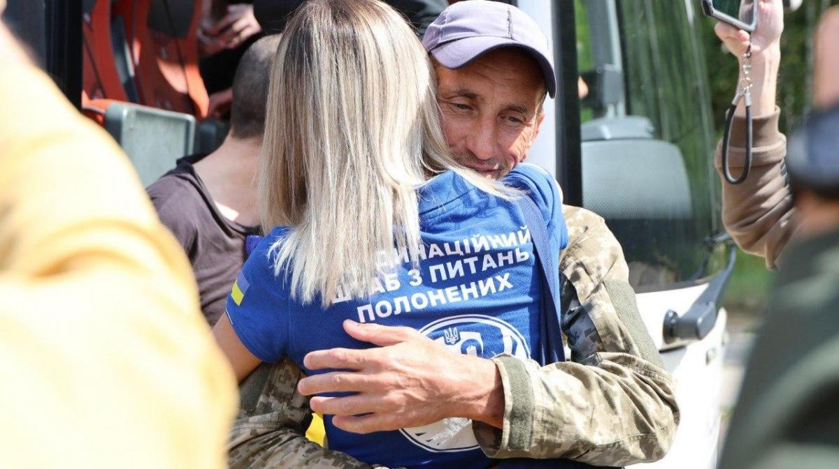В Україну з російського полону повернулися 103 українські воїни В Україну з російського полону повернулися 103 українські воїни