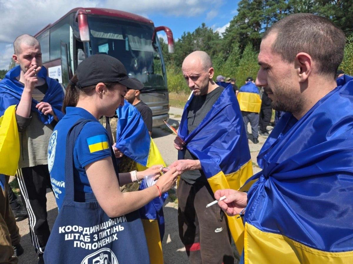 В Україну з російського полону повернулися 103 українські воїни В Україну з російського полону повернулися 103 українські воїни