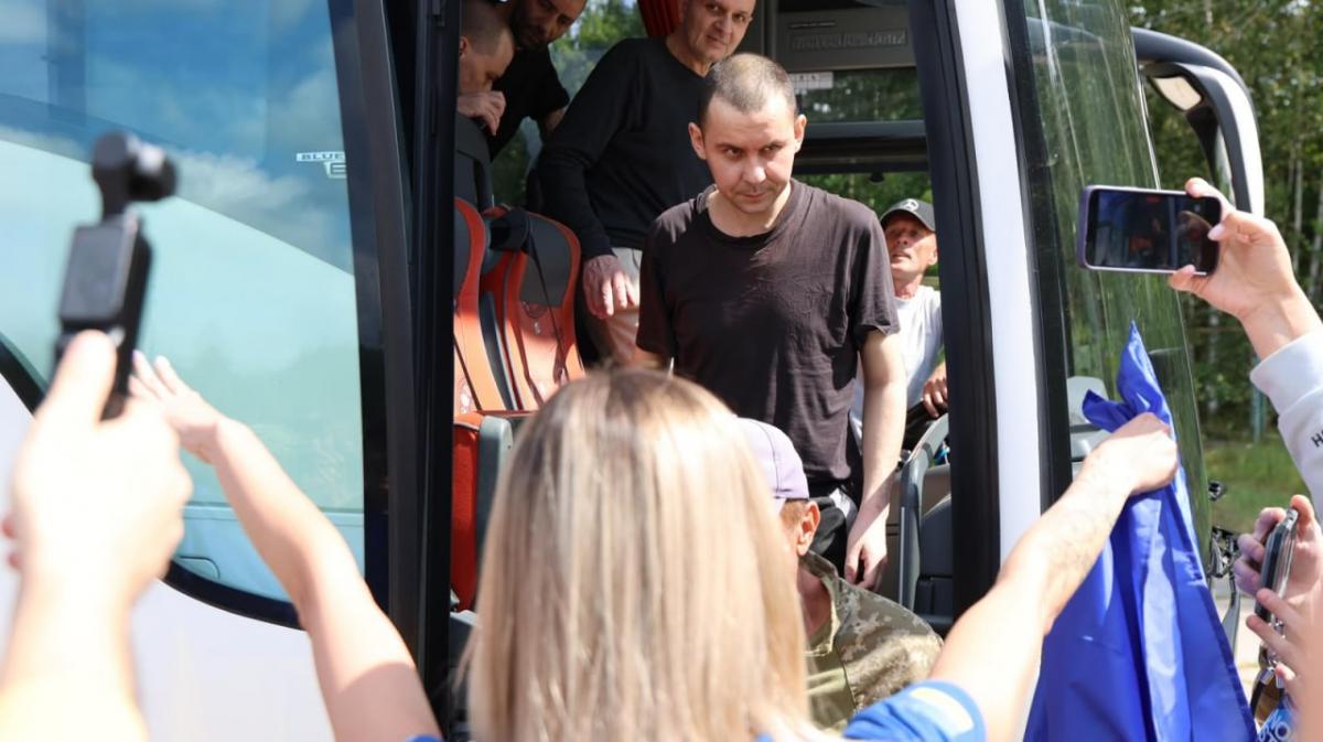 В Україну з російського полону повернулися 103 українські воїни В Україну з російського полону повернулися 103 українські воїни