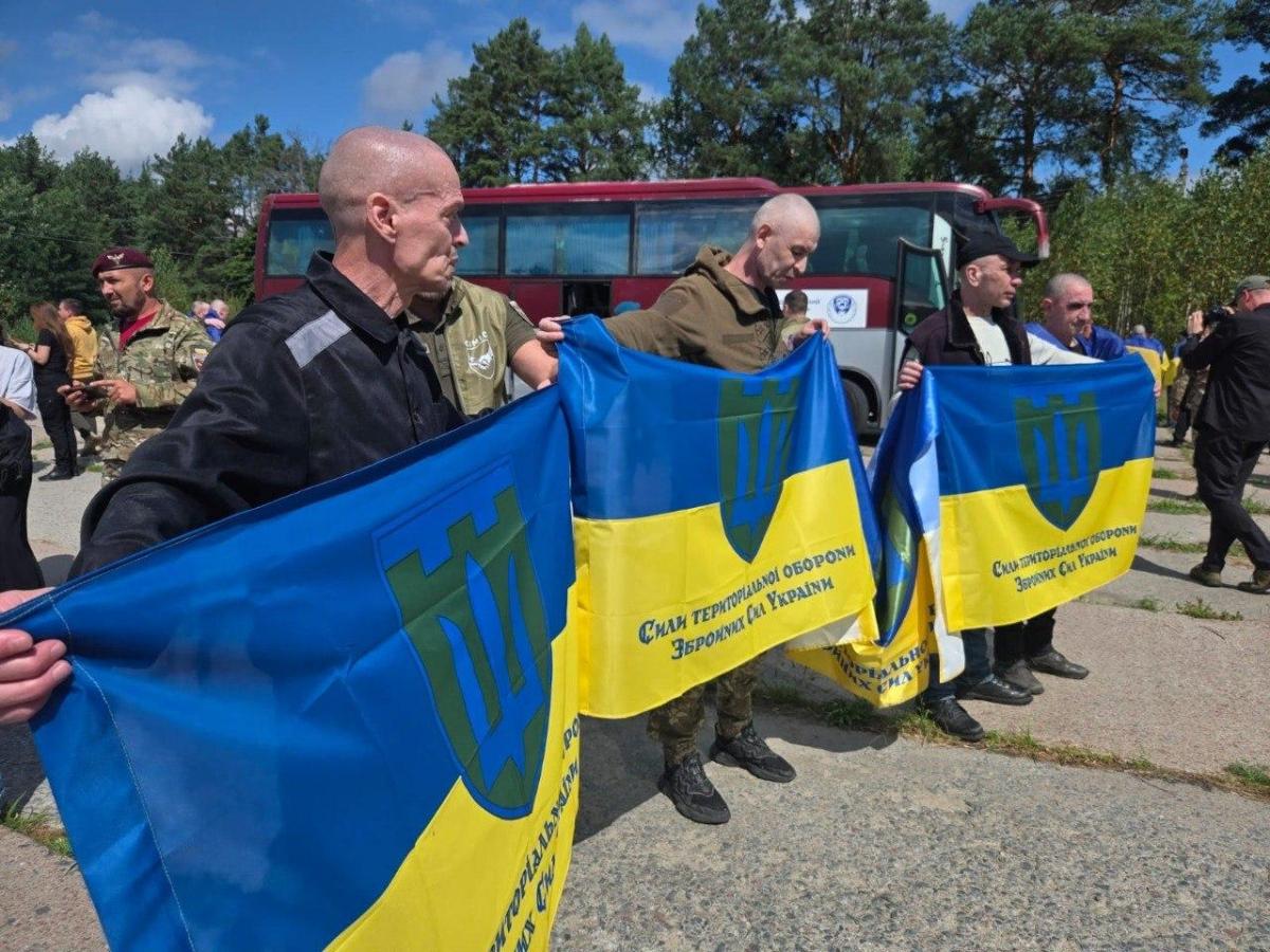 В Україну з російського полону повернулися 103 українські воїни В Україну з російського полону повернулися 103 українські воїни