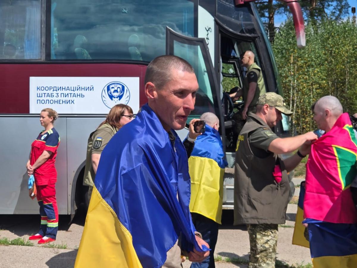 В Україну з російського полону повернулися 103 українські воїни В Україну з російського полону повернулися 103 українські воїни