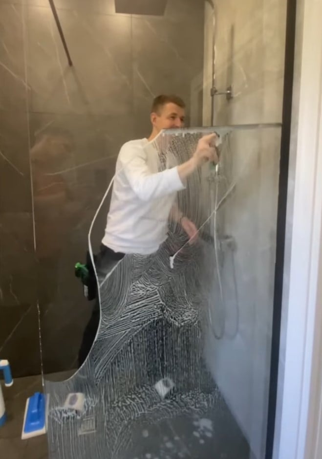 Видаляйте воду скребком