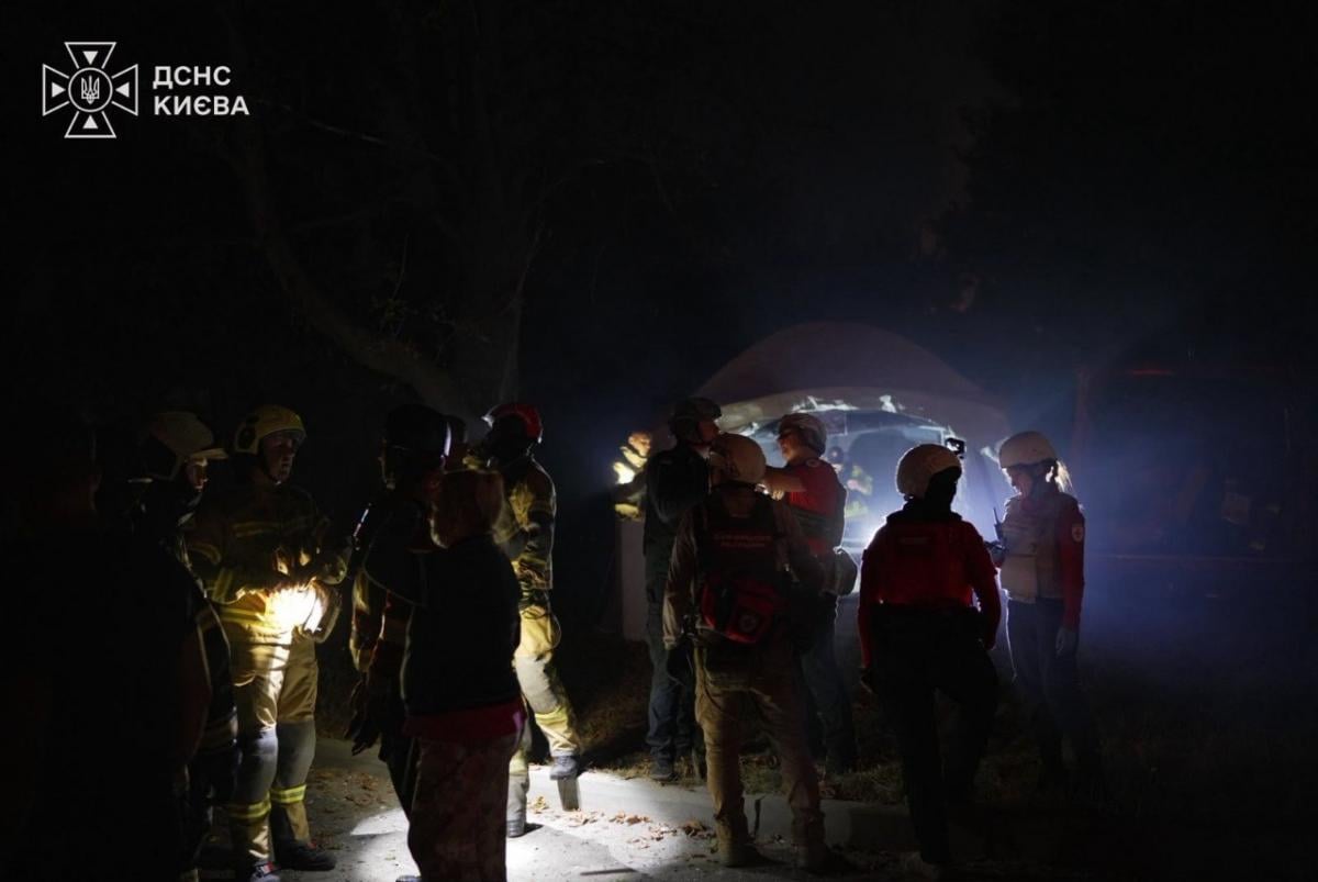 Нічний удар РФ по Києву: 6 загиблих, зруйнована 9-поверхівка та пожежі по всьому місту Нічний удар РФ по Києву: 6 загиблих, зруйнована 9-поверхівка та пожежі по всьому місту