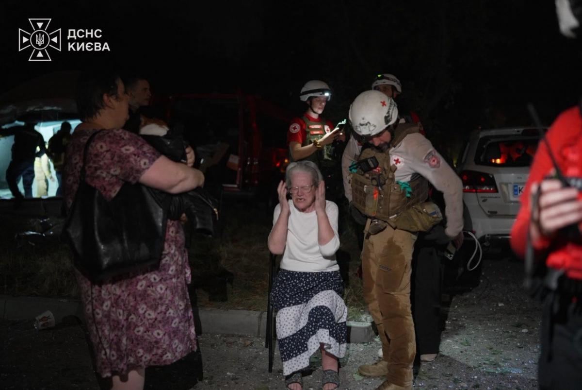 Нічний удар РФ по Києву: 6 загиблих, зруйнована 9-поверхівка та пожежі по всьому місту Нічний удар РФ по Києву: 6 загиблих, зруйнована 9-поверхівка та пожежі по всьому місту