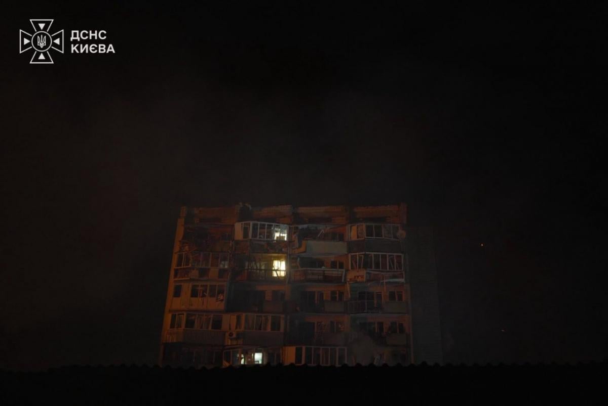 Нічний удар РФ по Києву: 6 загиблих, зруйнована 9-поверхівка та пожежі по всьому місту Нічний удар РФ по Києву: 6 загиблих, зруйнована 9-поверхівка та пожежі по всьому місту