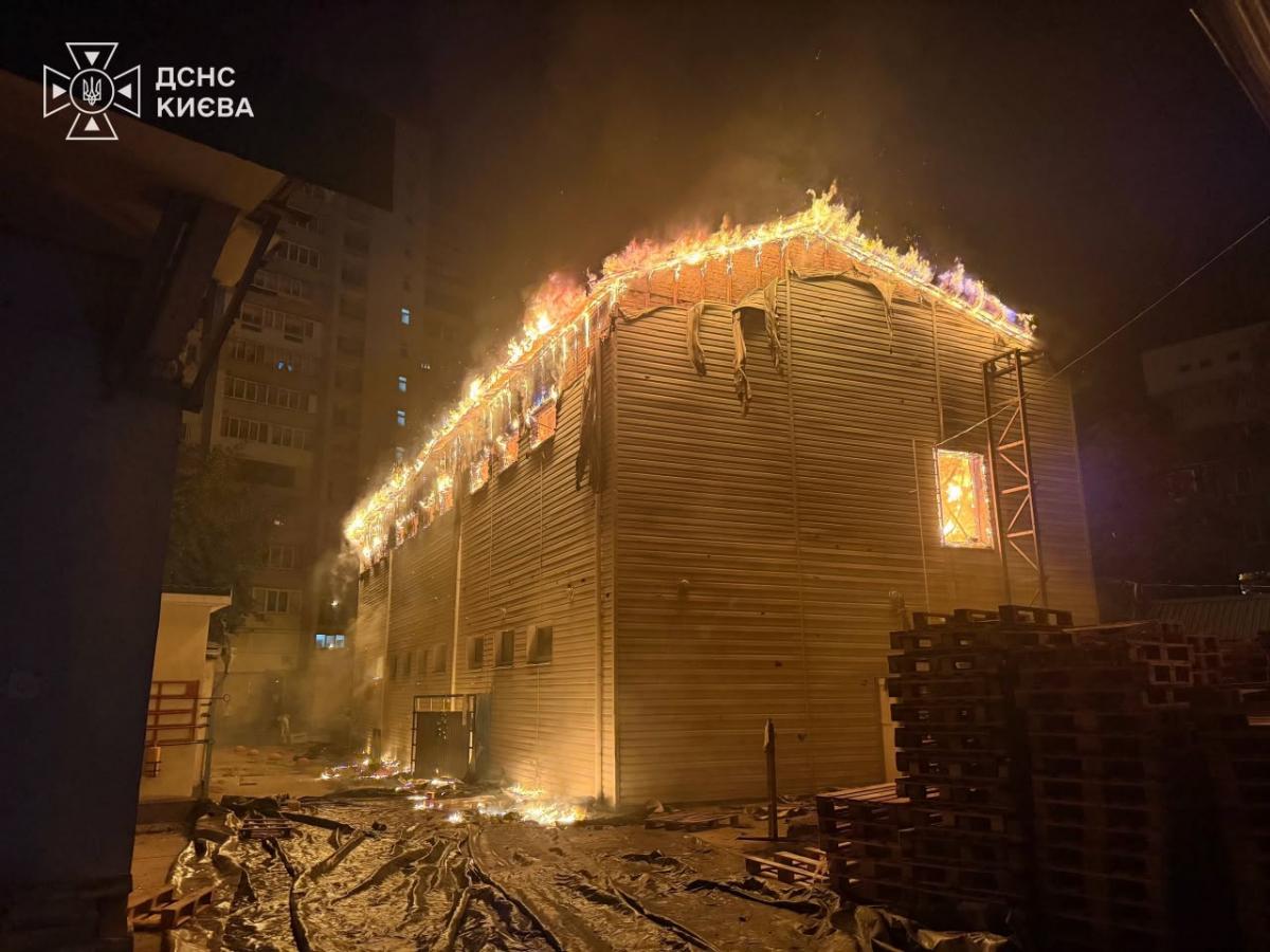 Нічний удар РФ по Києву: 6 загиблих, зруйнована 9-поверхівка та пожежі по всьому місту Нічний удар РФ по Києву: 6 загиблих, зруйнована 9-поверхівка та пожежі по всьому місту
