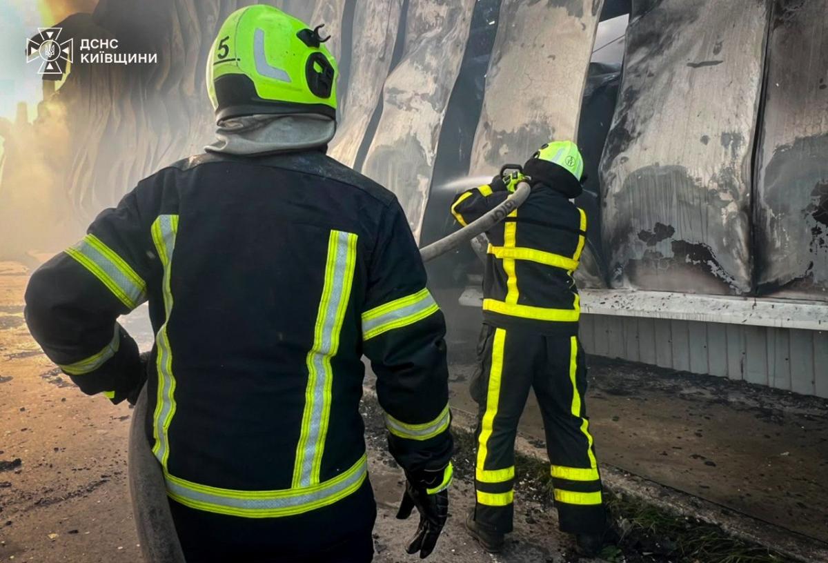 У Києві та області продовжується ліквідація наслідків масованого російського удару