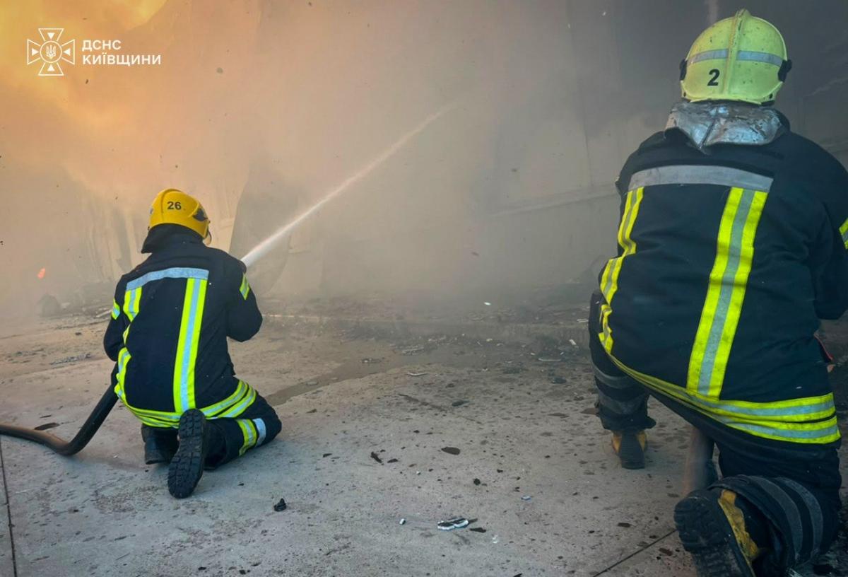 У Києві та області продовжується ліквідація наслідків масованого російського удару