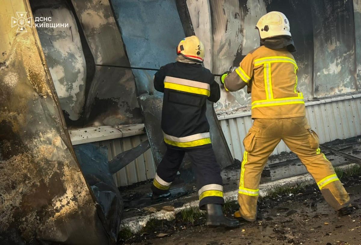 У Києві та області продовжується ліквідація наслідків масованого російського удару