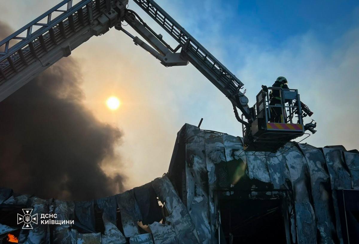 У Києві та області продовжується ліквідація наслідків масованого російського удару