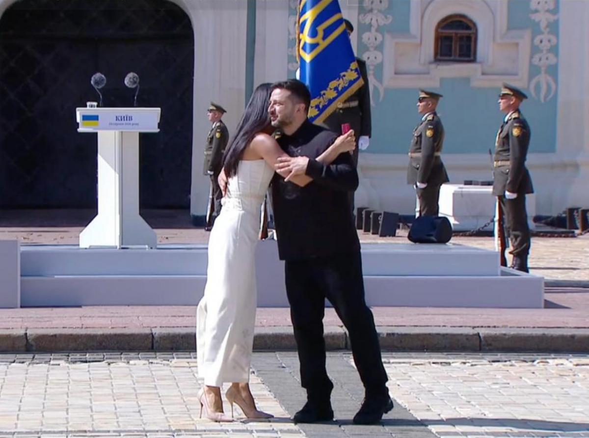 Злата Огневич обійняла Володимира Зеленського