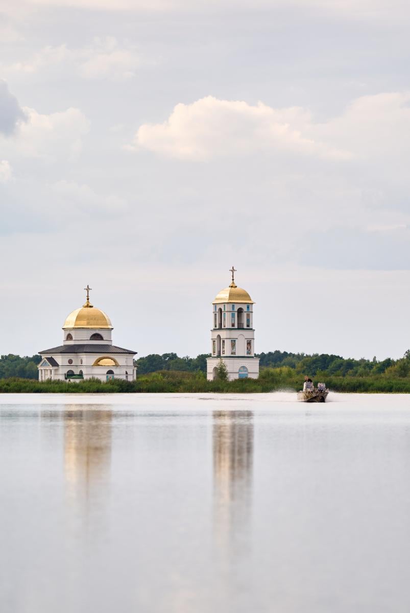 Від Ржищева Дніпром до затопленого села Гусинці та Лисої гори: Алан Бадоєв та Ольга Навроцька презентували другу частину фентезі-роману 