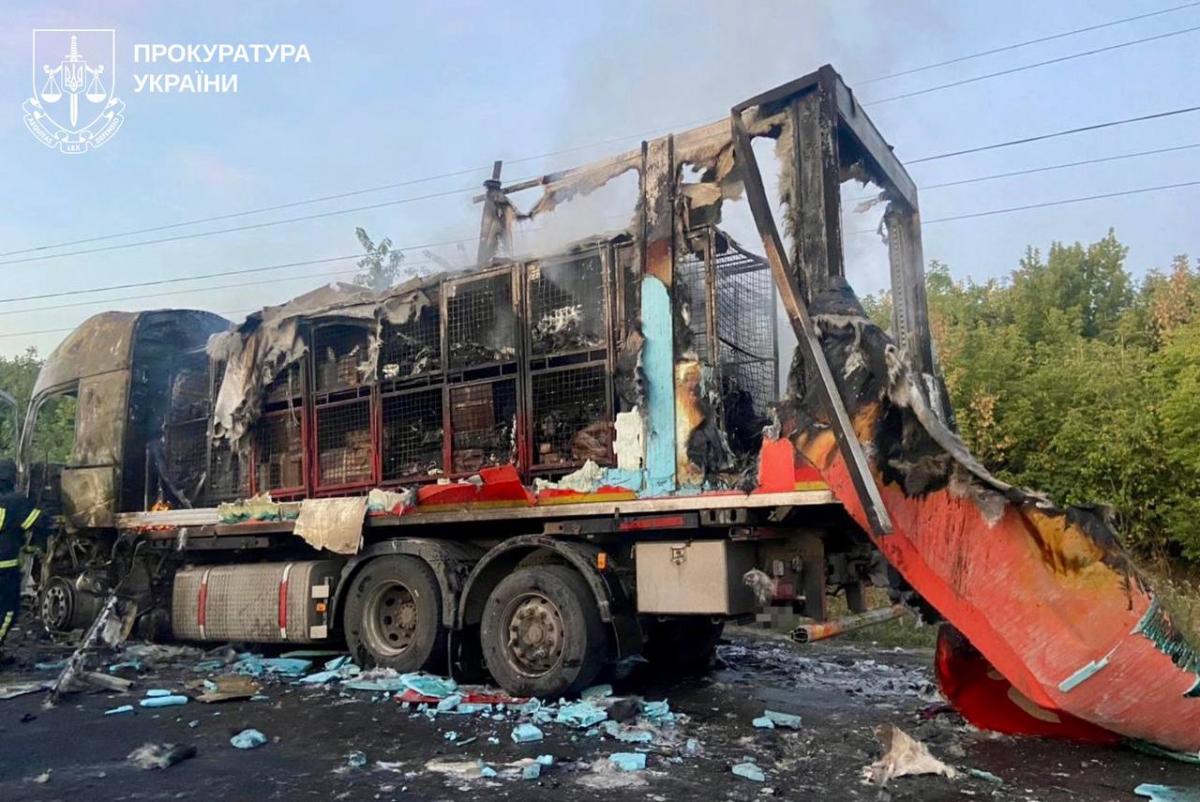 РФ поцілила в термінал 'Нової пошти' на Одещині: спалахнула масштабна пожежа - деталі