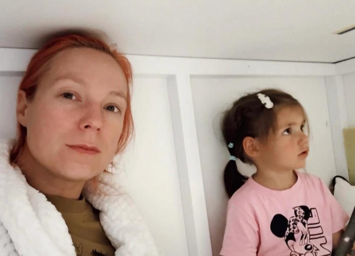 Світлана Тарабарова з донькою ховаються від обстрілу Світлана Тарабарова з донькою ховаються від обстрілу