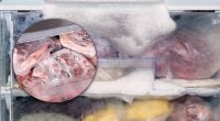 Неприятный запах в морозильнике исчезнет без химии: что поставить внутрь