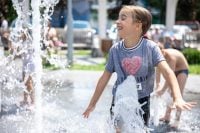 Екстремальні +38°С і "тропічні ночі" охоплять Україну: коли спека відступить